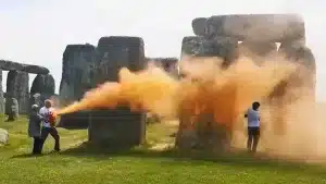 Dos ecologistas lanzan pintura contra el histórico monumento de Stonehenge