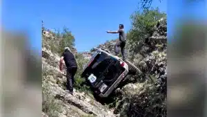 La increíble maniobra con la que consiguen sacar un Mitshubisi Montero de una situación muy comprometida