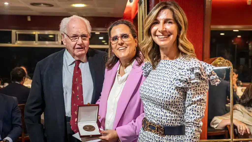 Cristina Clemares Pérez-Tabernero, en el centro, al recibir el premio Jaime Foxá.