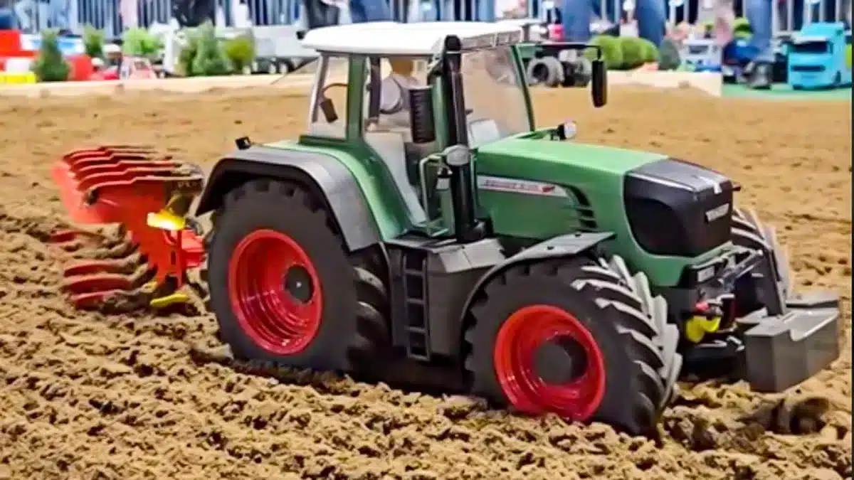 Este tractor conducido por radiocontrol es el sueño de cualquier agricultor