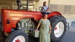 Su mujer se pone de parto y él conduce hasta el hospital en un viejo tractor Barreiros para llegar a tiempo