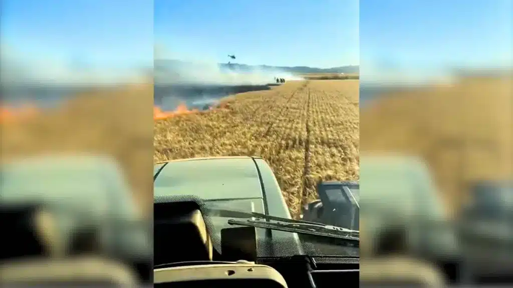 Agricultores y bomberos forestales crean un cortafuegos a toda velocidad para frenar un incendio