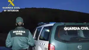La Guardia Civil atrapa a tres furtivos que intentaban huir portando tres rifles con silenciador y visión térmica