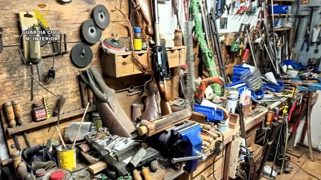 Detenido por arreglar armas ilegalmente en su garaje: los dueños de las escopetas incautadas perderán su licencia