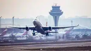 Sancionan con 180.000 euros a dos ecologistas por colarse en una pista del aeropuerto de Barajas