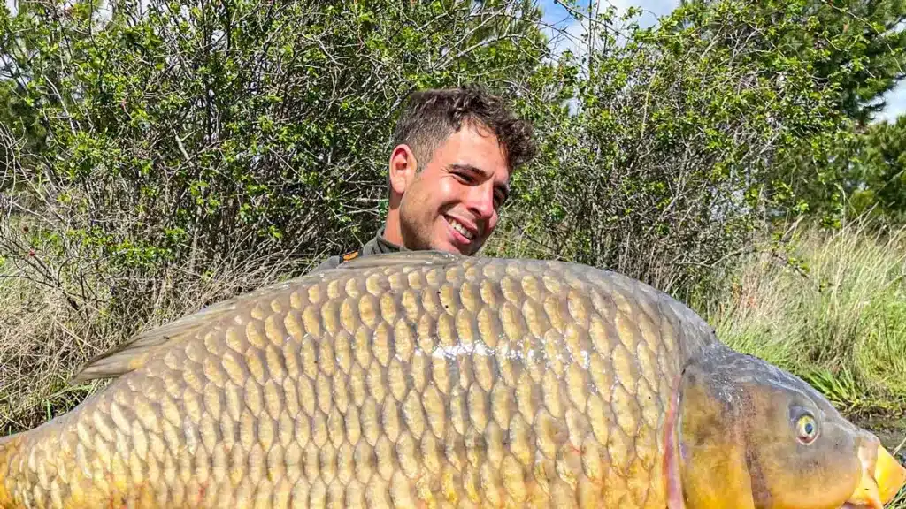 La enorme carpa superó los 30 kilos.