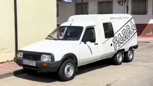 La Citroën C15 de seis ruedas que causa furor en un pueblo de Ávila