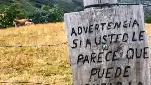 El convincente letrero de un ganadero asturiano para que los senderistas no entren en su finca