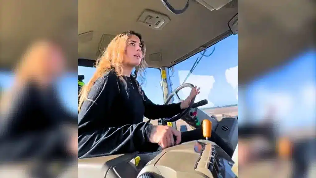 Una joven española en Australia muestra cómo es el trabajo de agricultora con su tractor