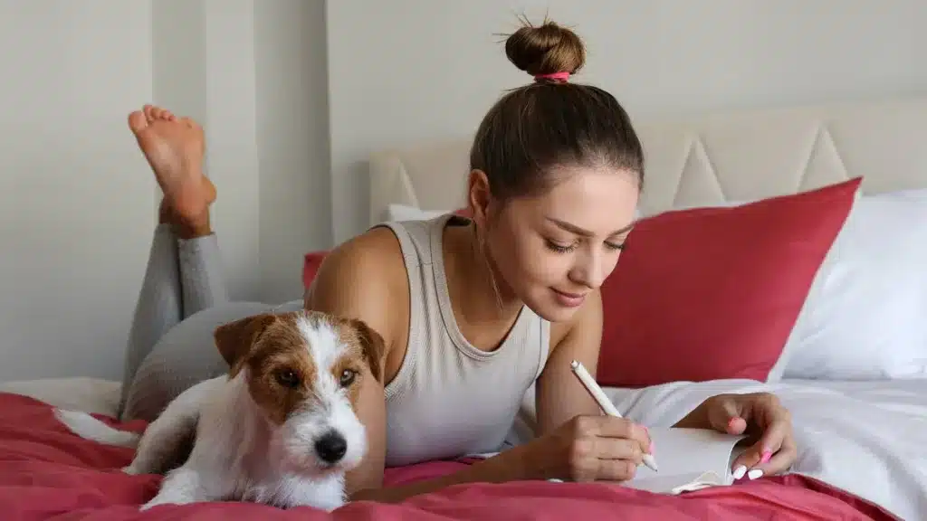 Un perro con su dueña.