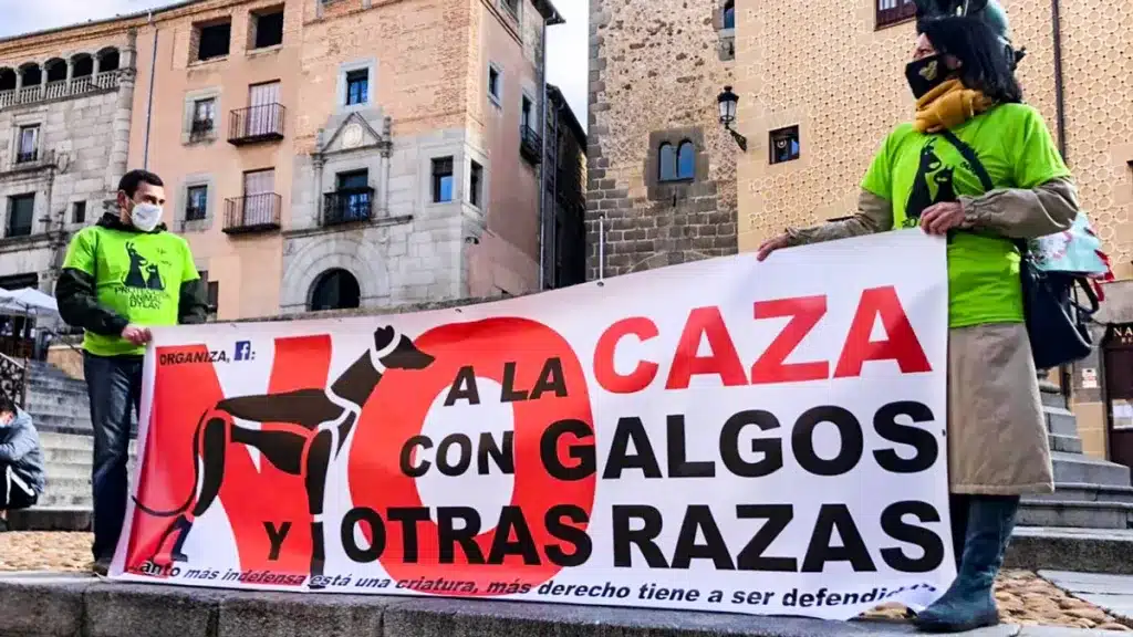 Dos animalistas con camisetas de la Protectora Animal Dylan en una concetración de la Plataforma No A la Caza en Segovia.