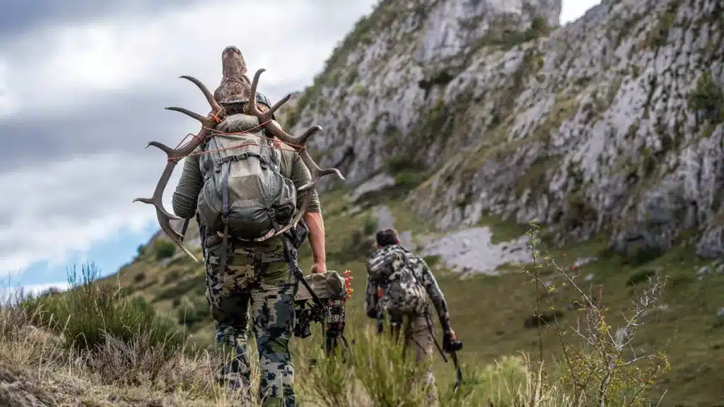 Vuelta a casa con las mochilas llenas de carne.