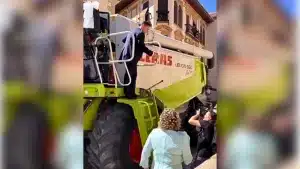 Un agricultor acude a su boda en Granada montado en una cosechadora