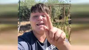 Un niño agricultor explica cómo logra cosechar tomates en su huerto en septiembre