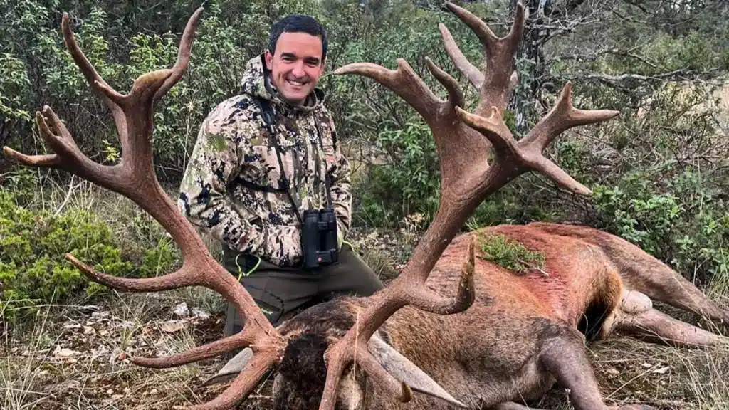 Javier, con el extraordinario ciervo que puede ser nuevo récord de España en abierto.