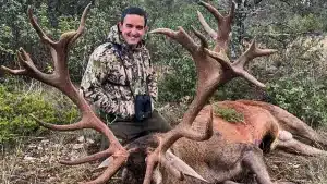 Javier, con el extraordinario ciervo que puede ser nuevo récord de España en abierto.