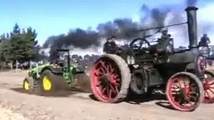 Un John Deere de última generación se enfrenta a un tractor de vapor del siglo pasado para ver cuál es más fuerte