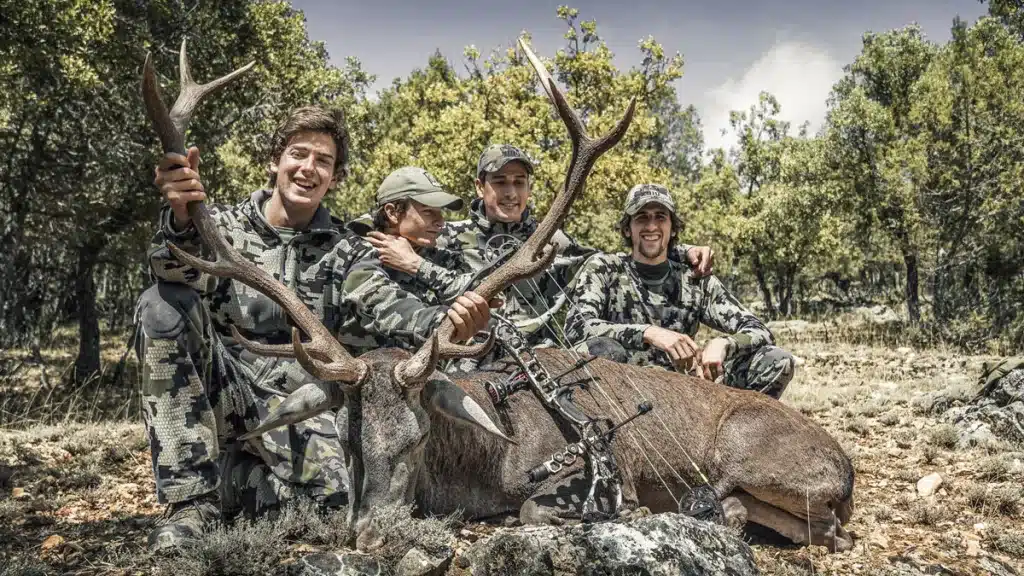 Los Hermanos Cazadores con un venado medalla de bronce.