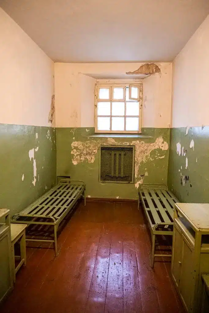 Imagen de las celdas donde la KGB torturó a los disidentes lituanos en lo que ahora es el Museo de las Ocupaciones, en Vilna.