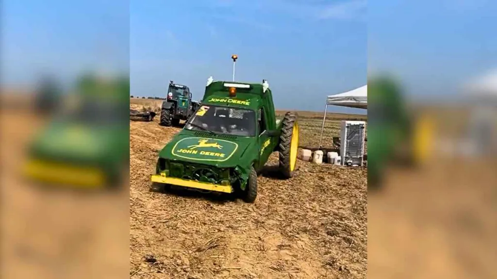 Un ingenioso agricultor convierte su vieja Citroën C15 en un ‘tractor’ John Deere