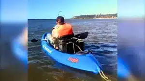 Un pescador engancha un pez tan grande que este lo arrastra agua adentro con su embarcación