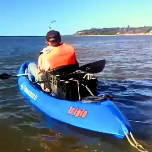 Un pescador engancha un pez tan grande que este lo arrastra agua adentro con su embarcación