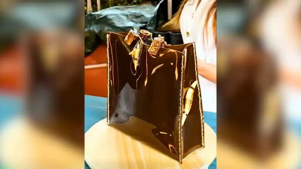 Un ingenioso cazador fabrica un bolso para mujeres cociendo cuernas de ciervo