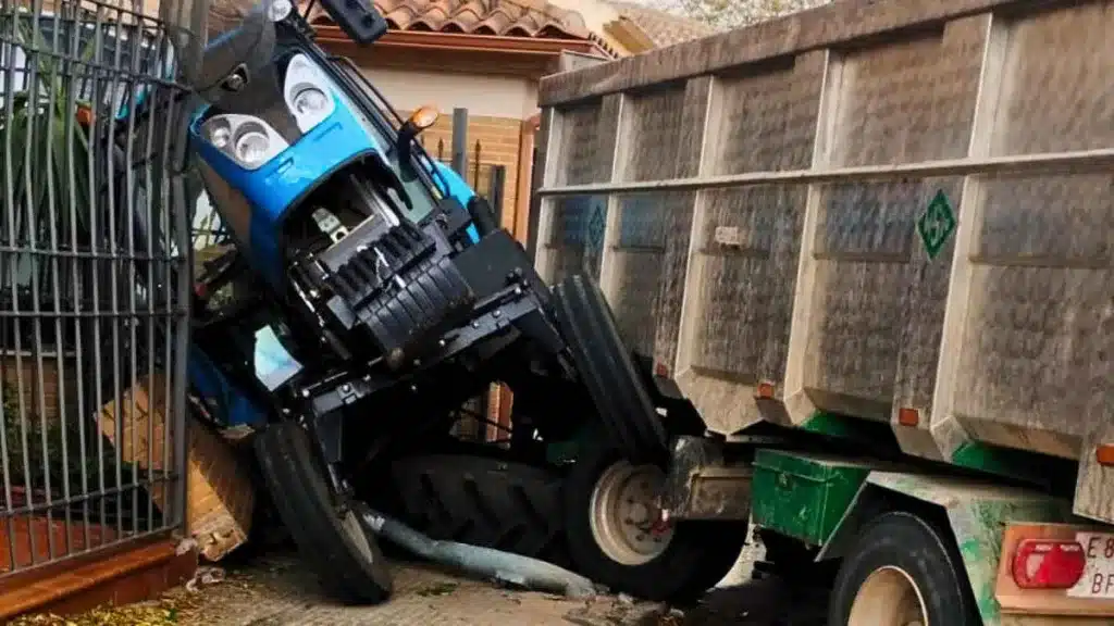 Un agricultor empotra su tractor cargado de uvas contra una casa en Ciudad Real