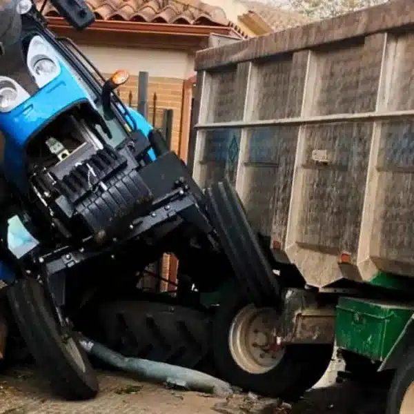 Un agricultor empotra su tractor cargado de uvas contra una casa en Ciudad Real