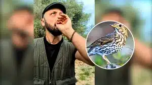 El hombre que habla el idioma de los zorzales: imita su canto con una habilidad pasmosa para atraerlos