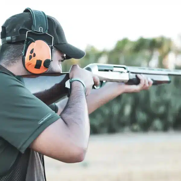 Sube vídeos temerarios cazando a las redes y las autoridades le confiscan las armas después de verlos