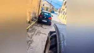 Un agricultor da una lección a un visitante que aparca su coche cortando el paso a los tractores del pueblo