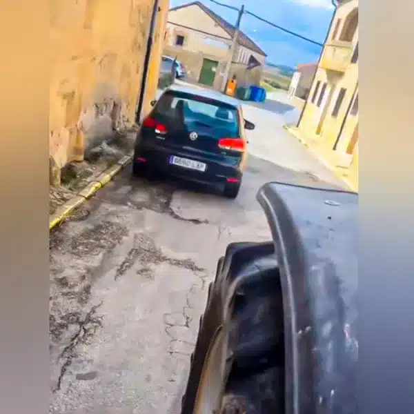 Un agricultor da una lección a un visitante que aparca su coche cortando el paso a los tractores del pueblo