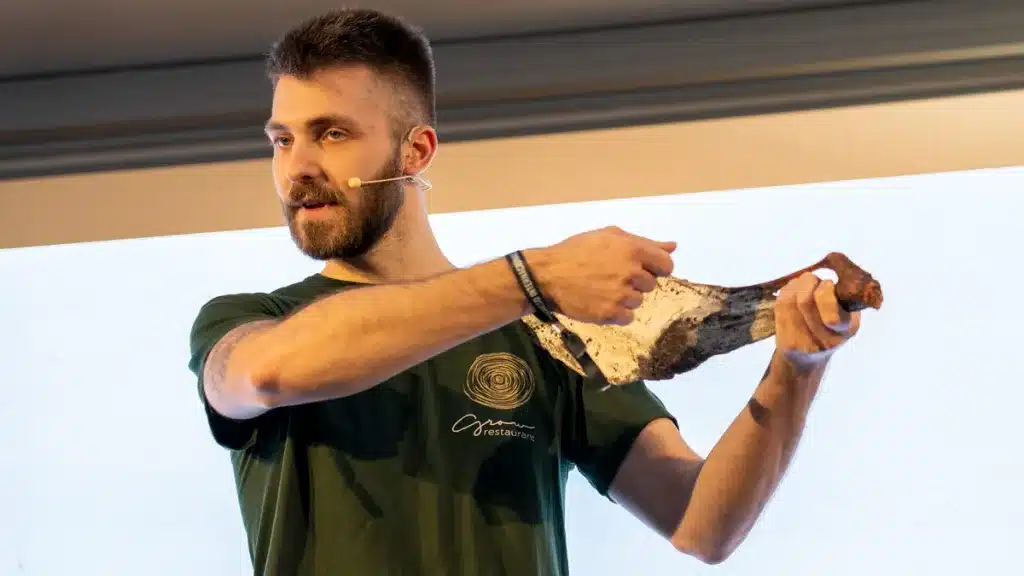 Mateo Vergine con un jamón curado de corzo.