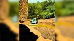 El 4x4 acabó sumergido en el barro.