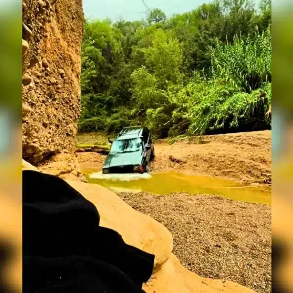 El 4x4 acabó sumergido en el barro.