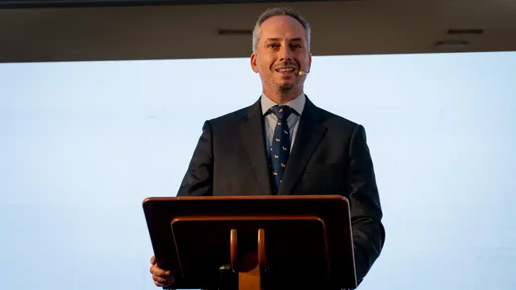 El autor, durante el discurso de inauguración del CIGAC. 