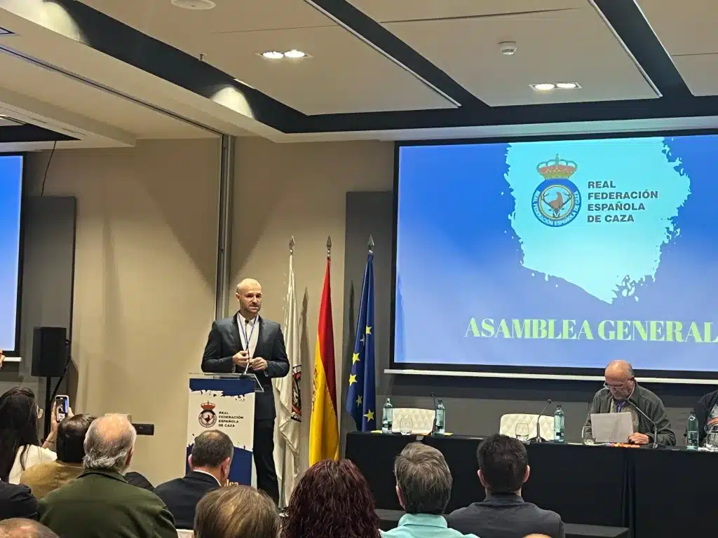 Josep Escandell se dirige a los asambleístas de la RFEC tras ser elegido ganador.