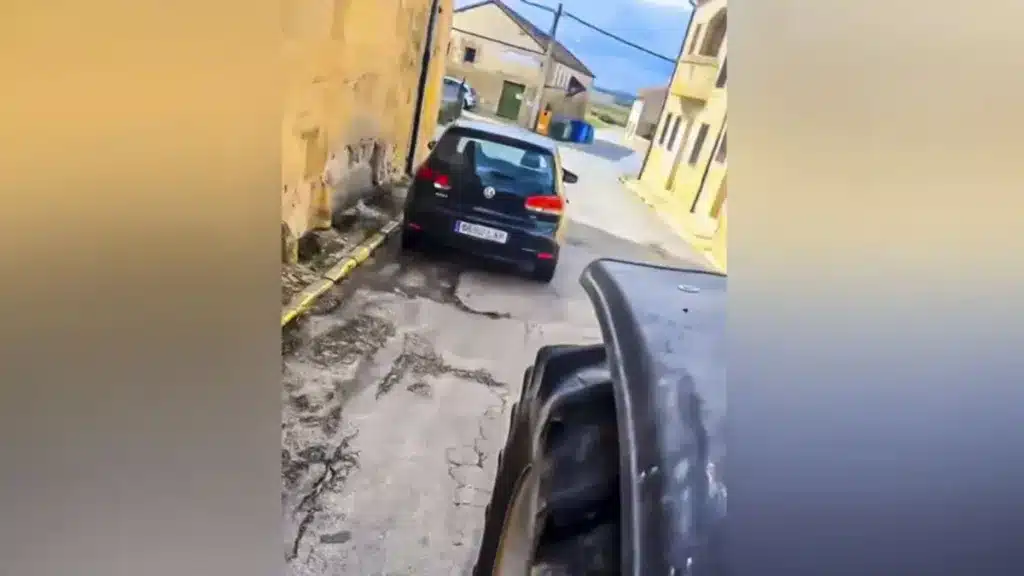 Un agricultor da una lección a un visitante que aparca su coche cortando el paso a los tractores del pueblo