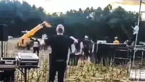 Un agricultor llega a su tierra y se encuentra una fiesta rave: los asistentes grabaron su precipitada reacción