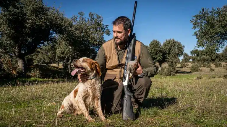 Cazador con su perro.