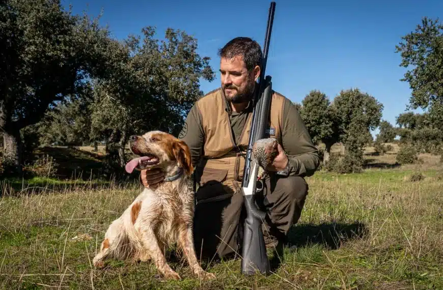 Cazador con su perro.