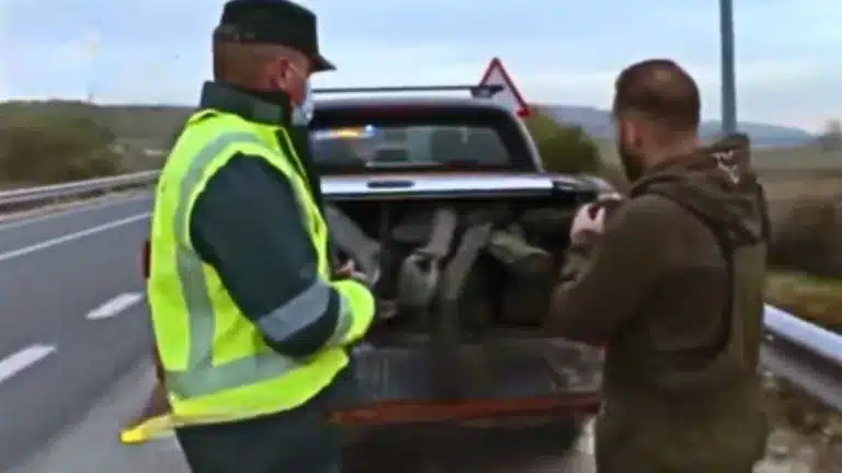 Agentes de la Guardia Civil confundieron cañas de pescar con escopetas.