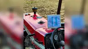 Un agricultor presenta su particular tecnología.