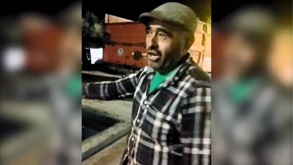 Un agricultor denuncia el bajo precio al que les pagan las aceitunas.