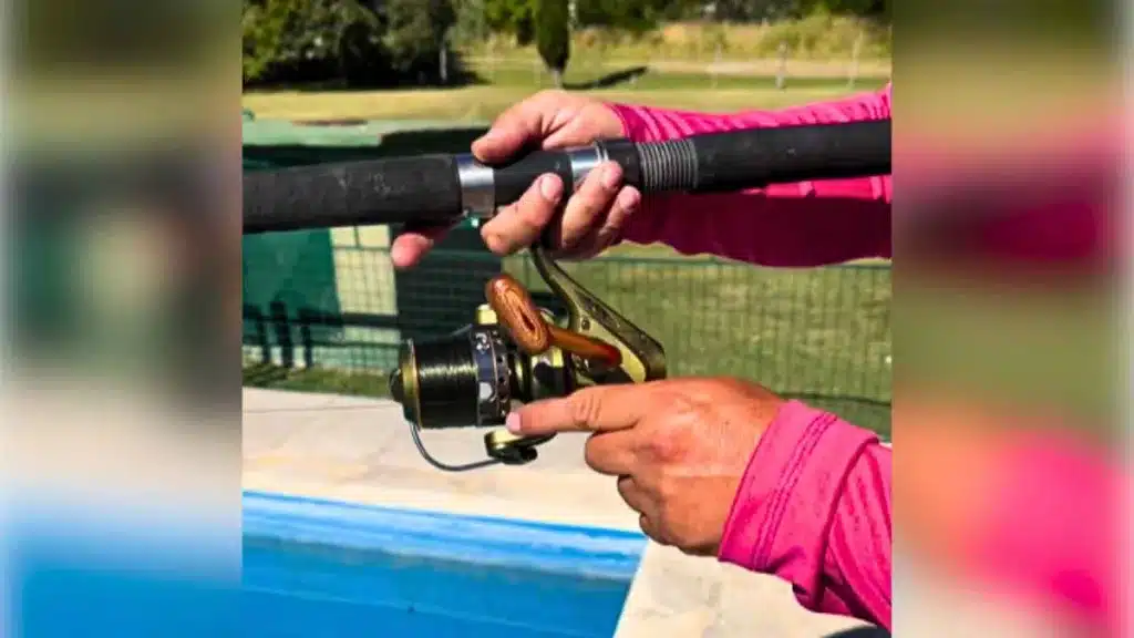 Un pescador enseña la parte que tienen los carretes de pesca que puede ayudarte a capturar más peces.