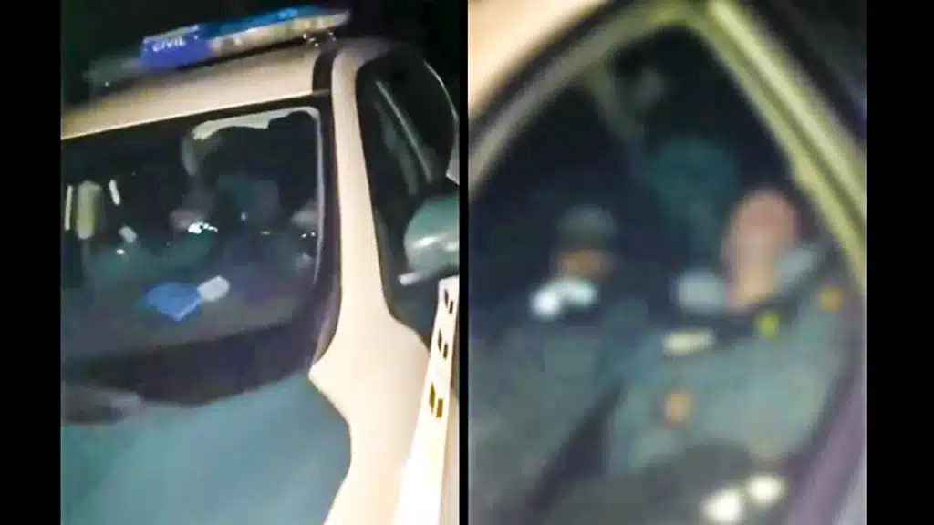 Los dos agentes de la Guardia Civil durmiendo dentro del vehículo.