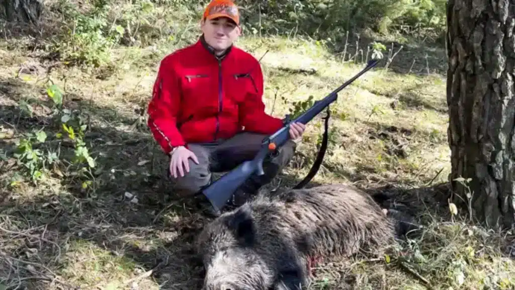 El cazador con el jabalí recién cobrado.