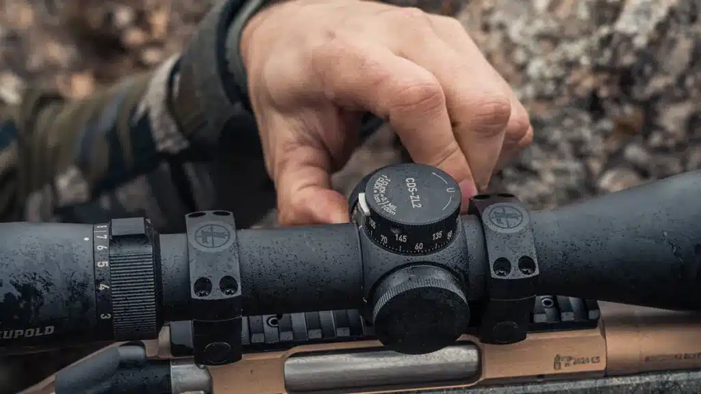 Edu corrige la torreta del Leupold para disparar a 400 metros.