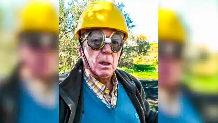 El abuelo con sus nuevas gafas caseras.